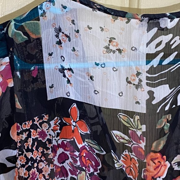 Speechless Medium Floral Blouse - Picture 8 of 8